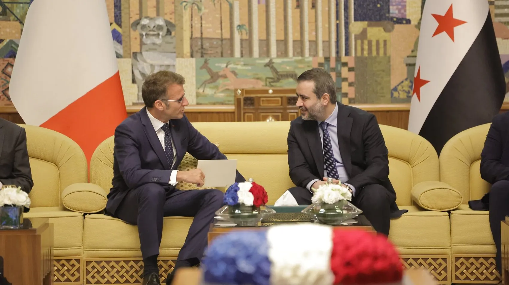 Macron 15 yıl aradan sonra Şam'a gitti