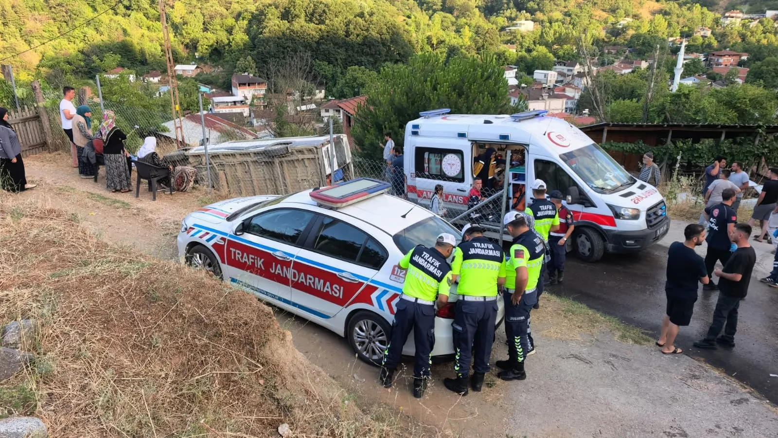İnegöl yolunda tarım işçilerini taşıyan minibüs devrildi