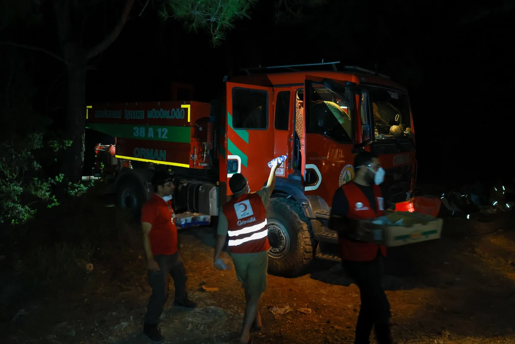 Kızılay orman yangınlarında 26 noktada gıda desteği sağlıyor