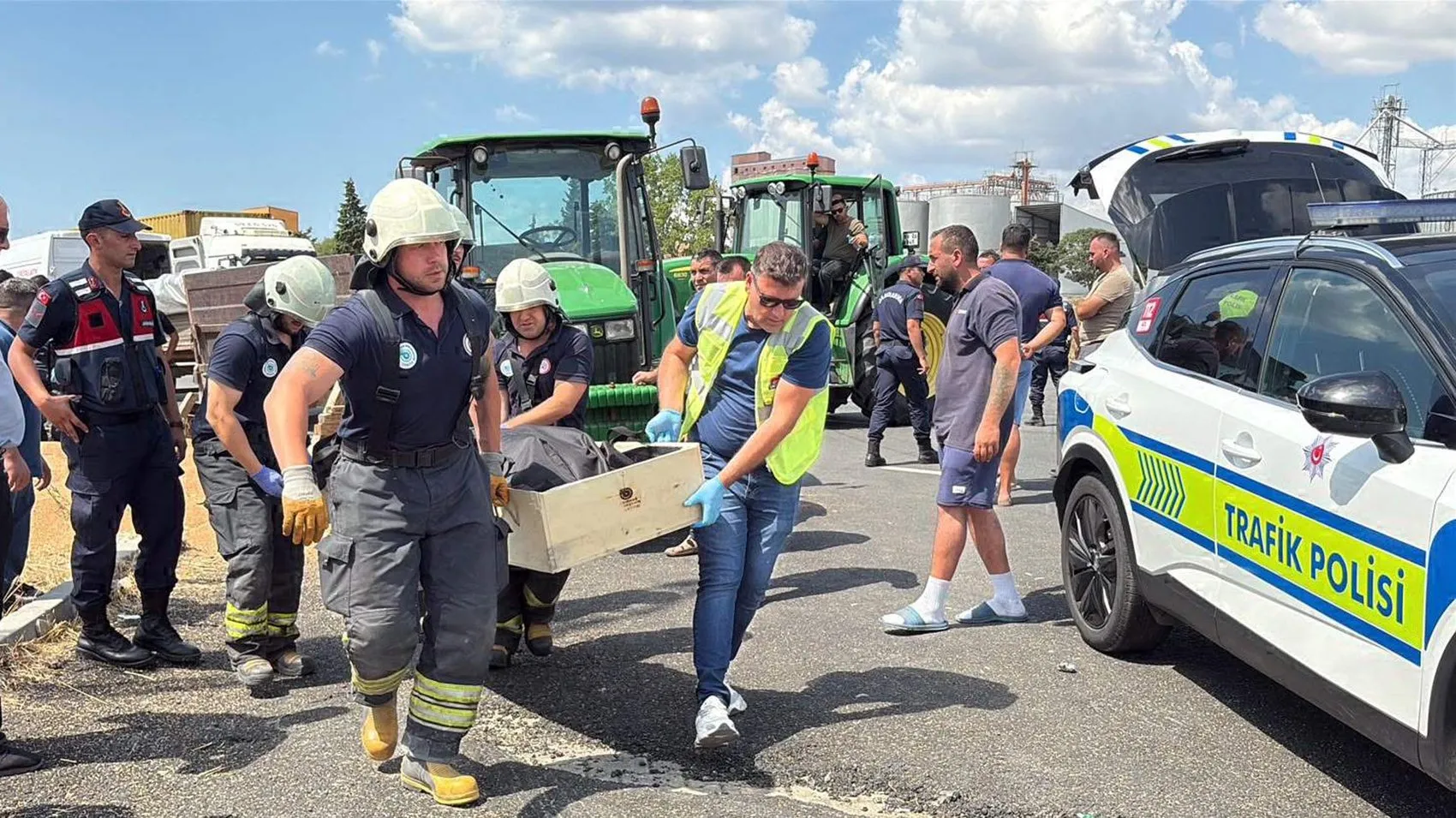 Tekirdağ'da traktör römorku tamir sırasında devrildi