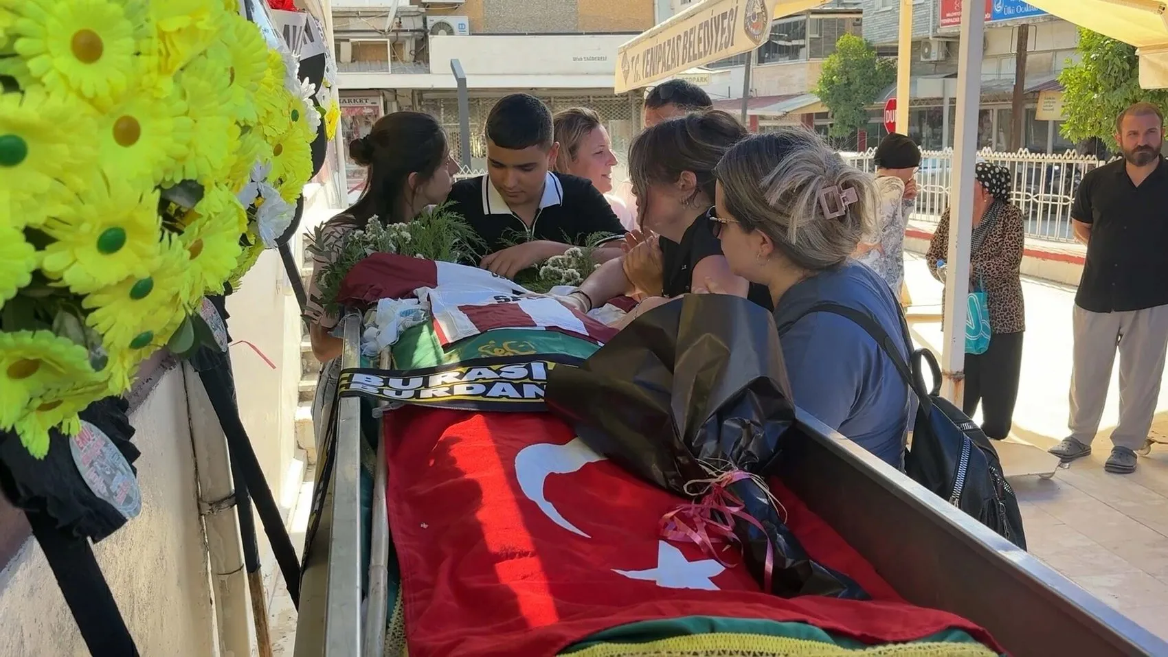 Kuşadası'ndaki fırtınalı günde hayatını kaybeden öğretmen toprağa verildi