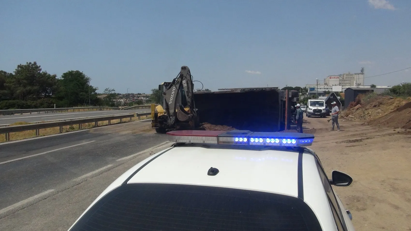 Silivri'de hafriyat kamyonu devrildi trafik kilitlendi