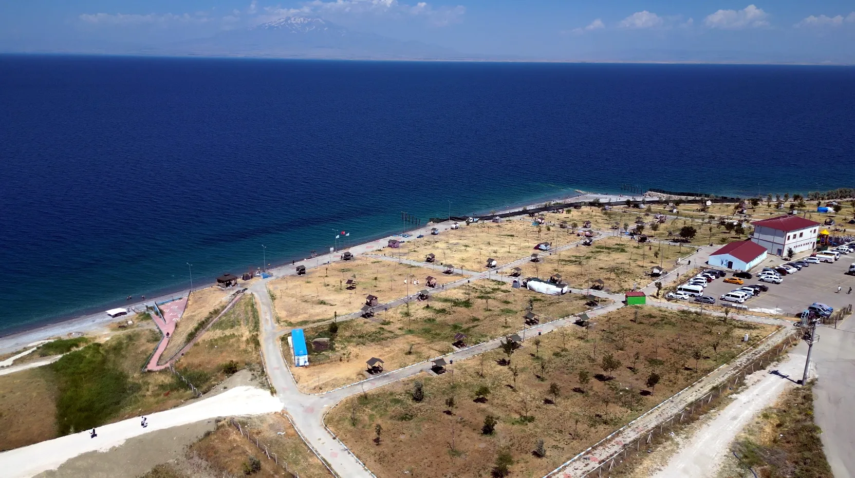 Van Gölü kıyısında serinlemek isteyenlerin yeni adresi Mollakasım