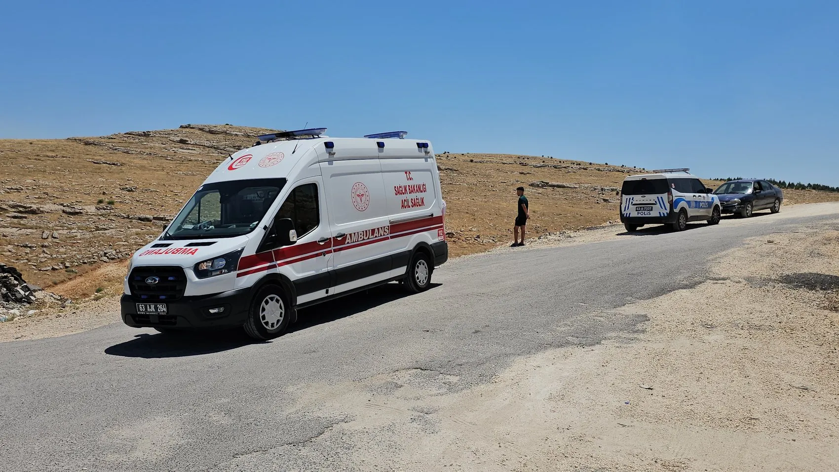 Şanlıurfa'da boş arazide battaniyeye sarılmış yabancı uyruklu bir ceset bulundu