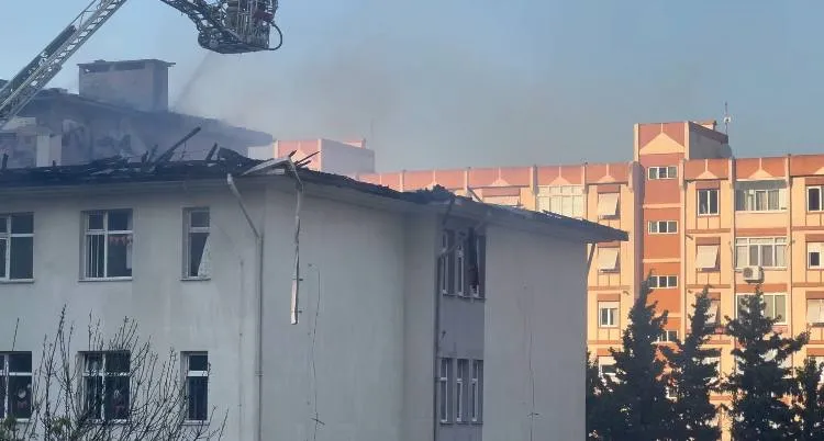 Beylikdüzü'nde okul çatısında korkutan yangın