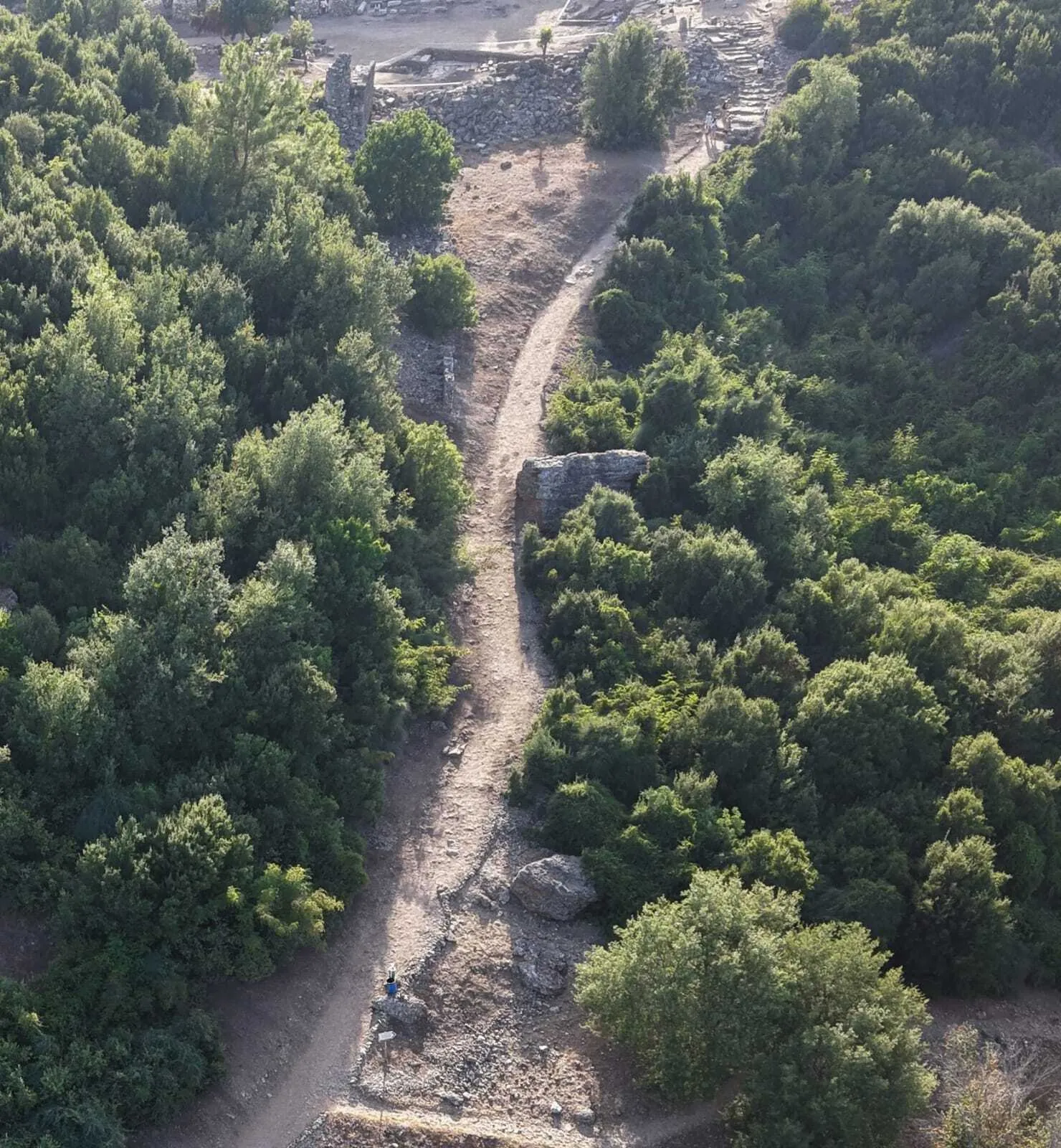 Aspendos'ta iki bin yıllık ticaret yolu ve dükkanlar bulundu