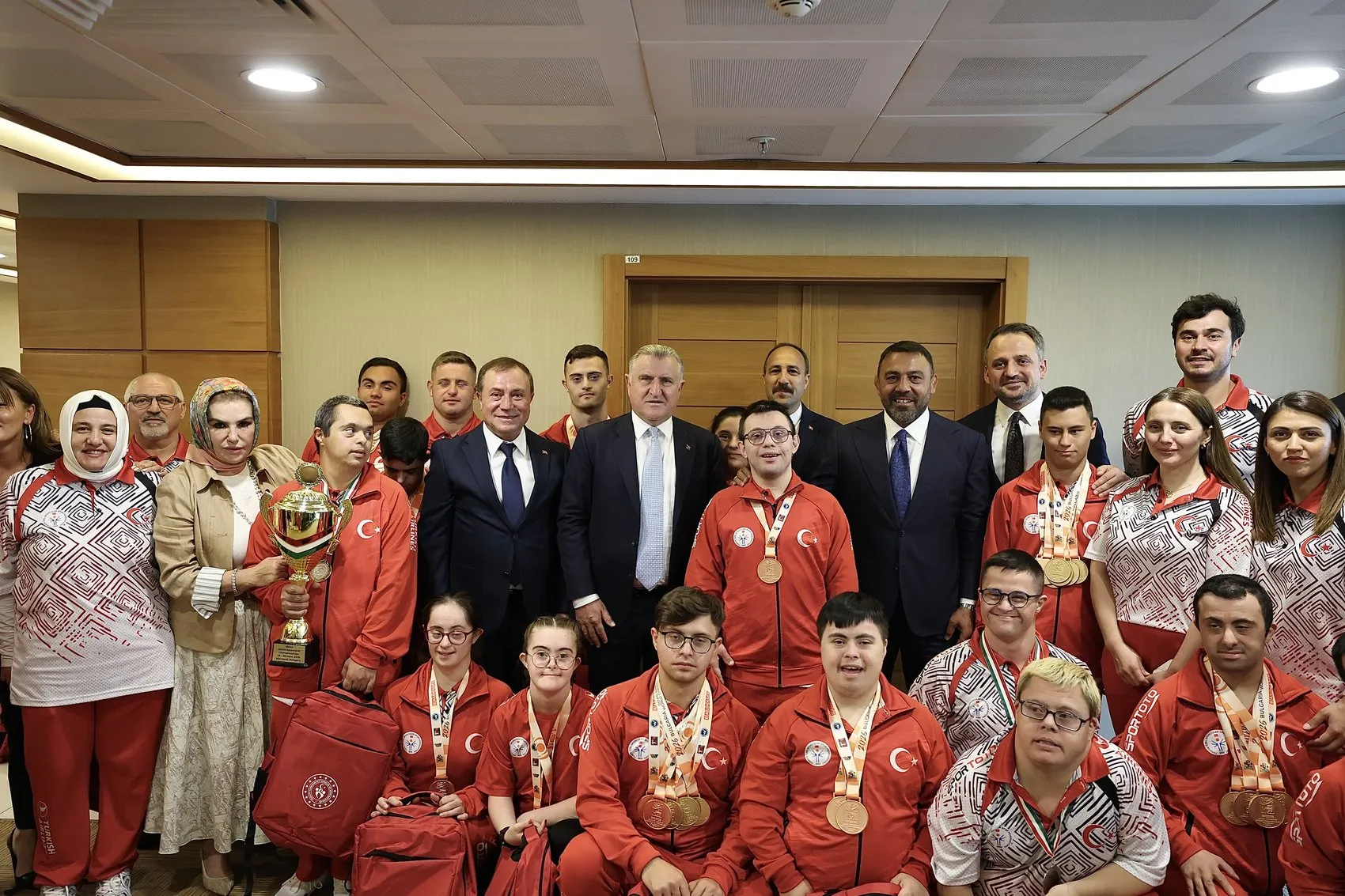 Madalyaları toplayan özel sporcular Bakan Bak ile buluştu