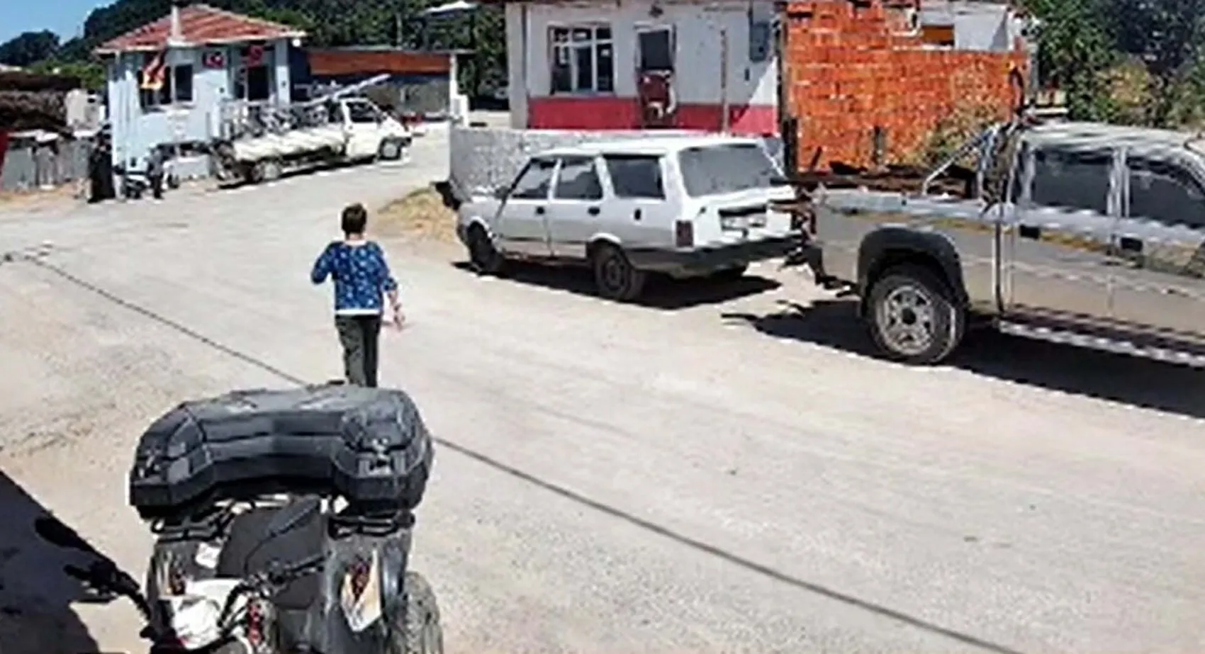 12 yaşındaki çocuğun duyarlı hareketi güvenlik kamerasına yansıdı