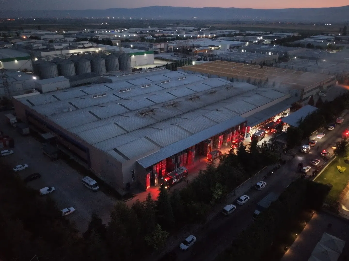 Eskişehir Organize Sanayi Bölgesi'nde gece vakti fabrika yangını