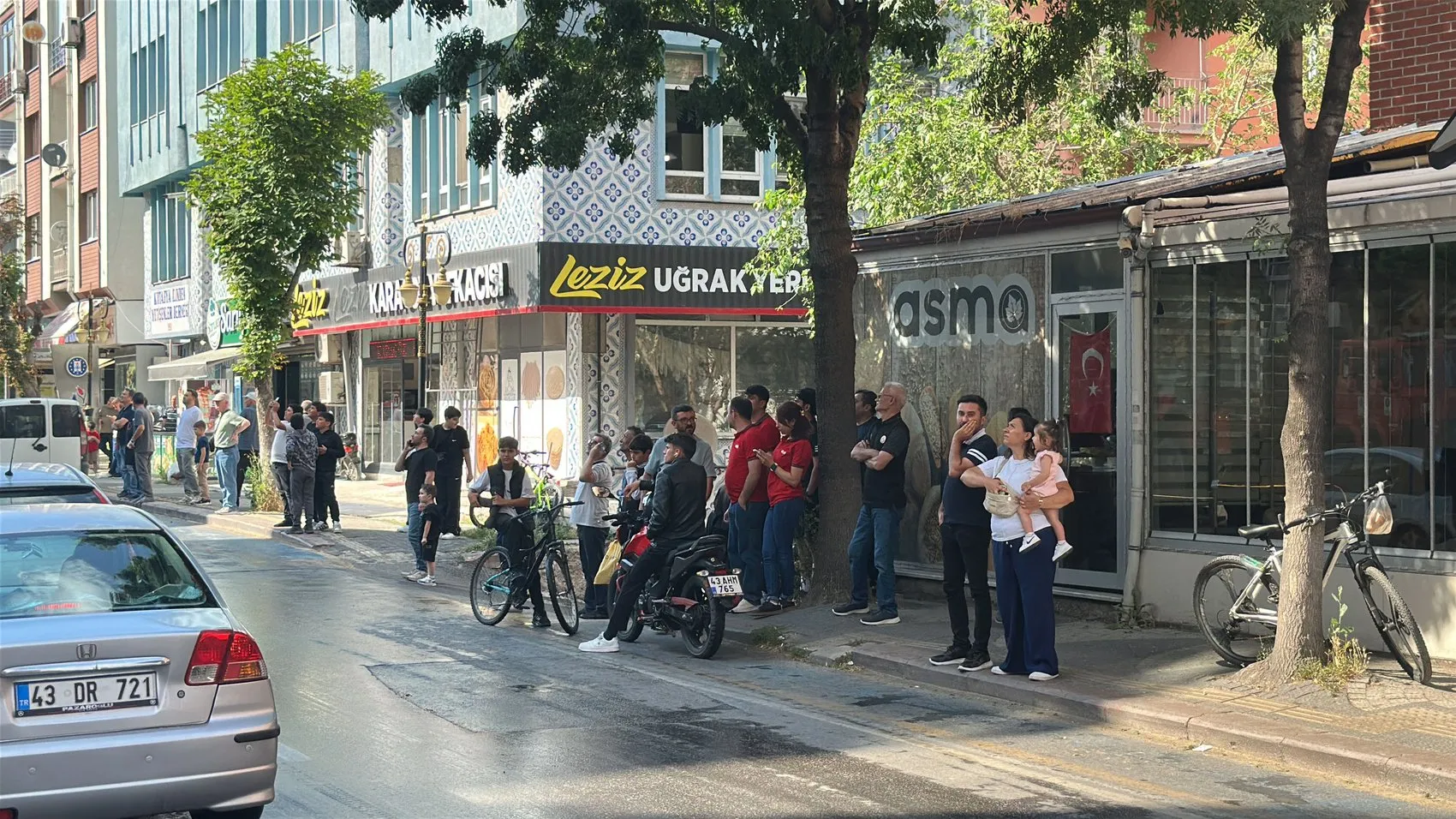 Kütahya'da 9 katlı binaya yıldırım düştü