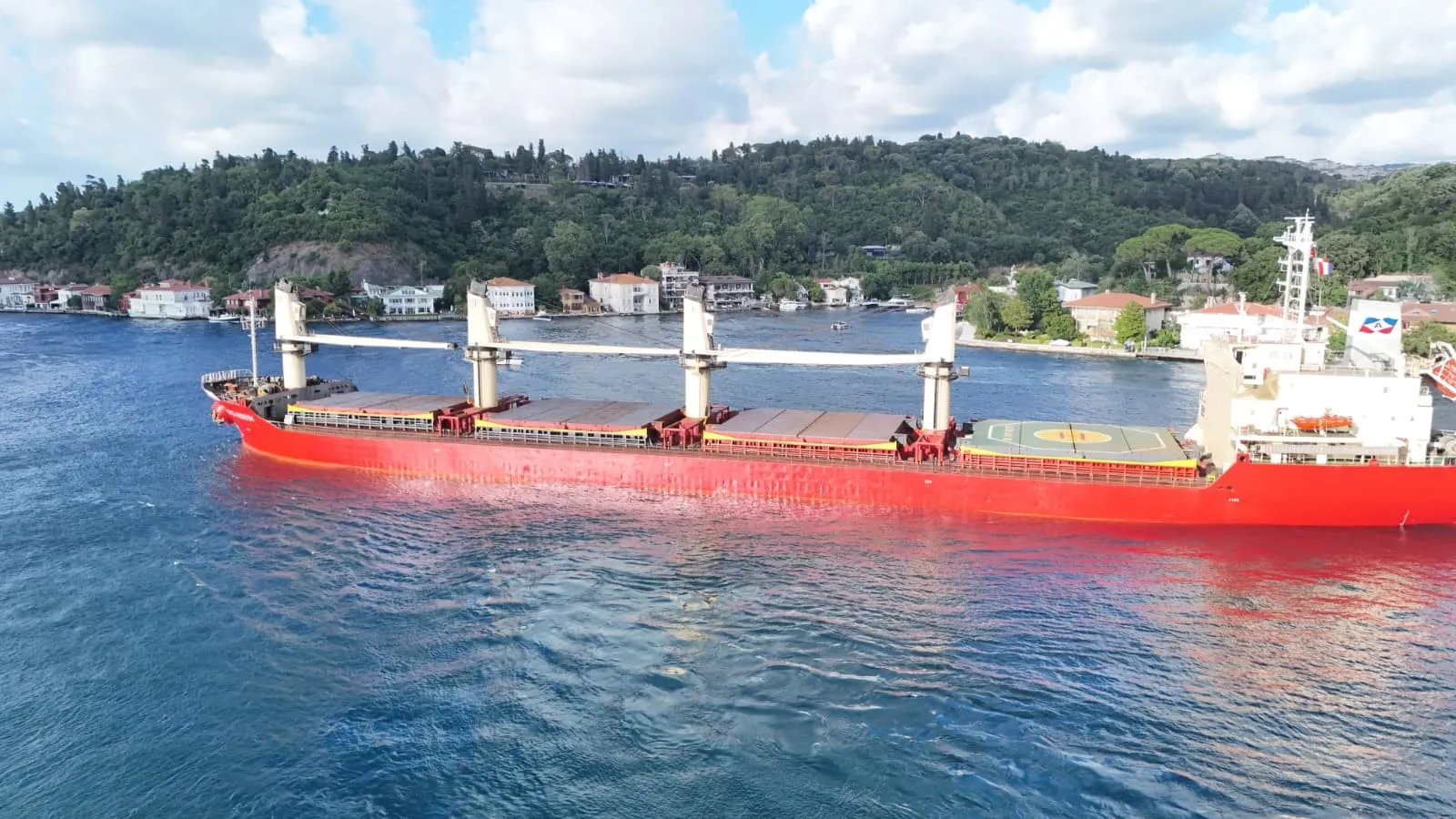 İstanbul Boğazı'nda kargo gemisi arızası trafiği durdurdu