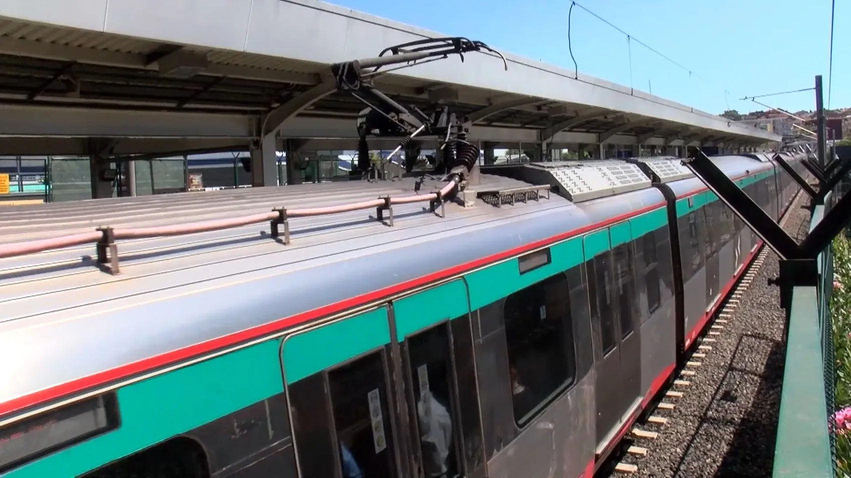 Üsküdar Marmaray istasyonunda raylara inen yolcu trenin altında kaldı