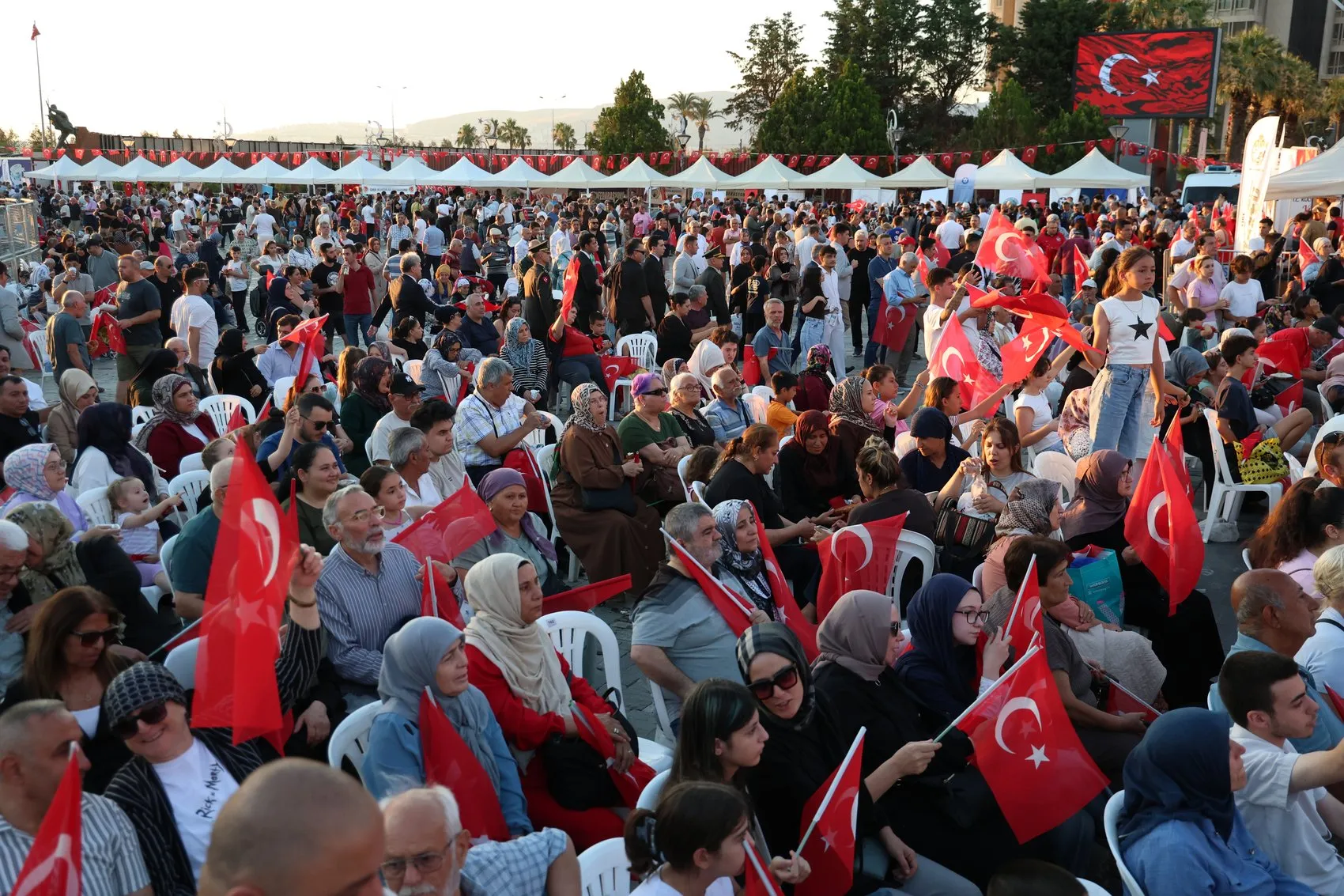 İzmir 15 Temmuz'un yıl dönümünde Konak'ta buluştu