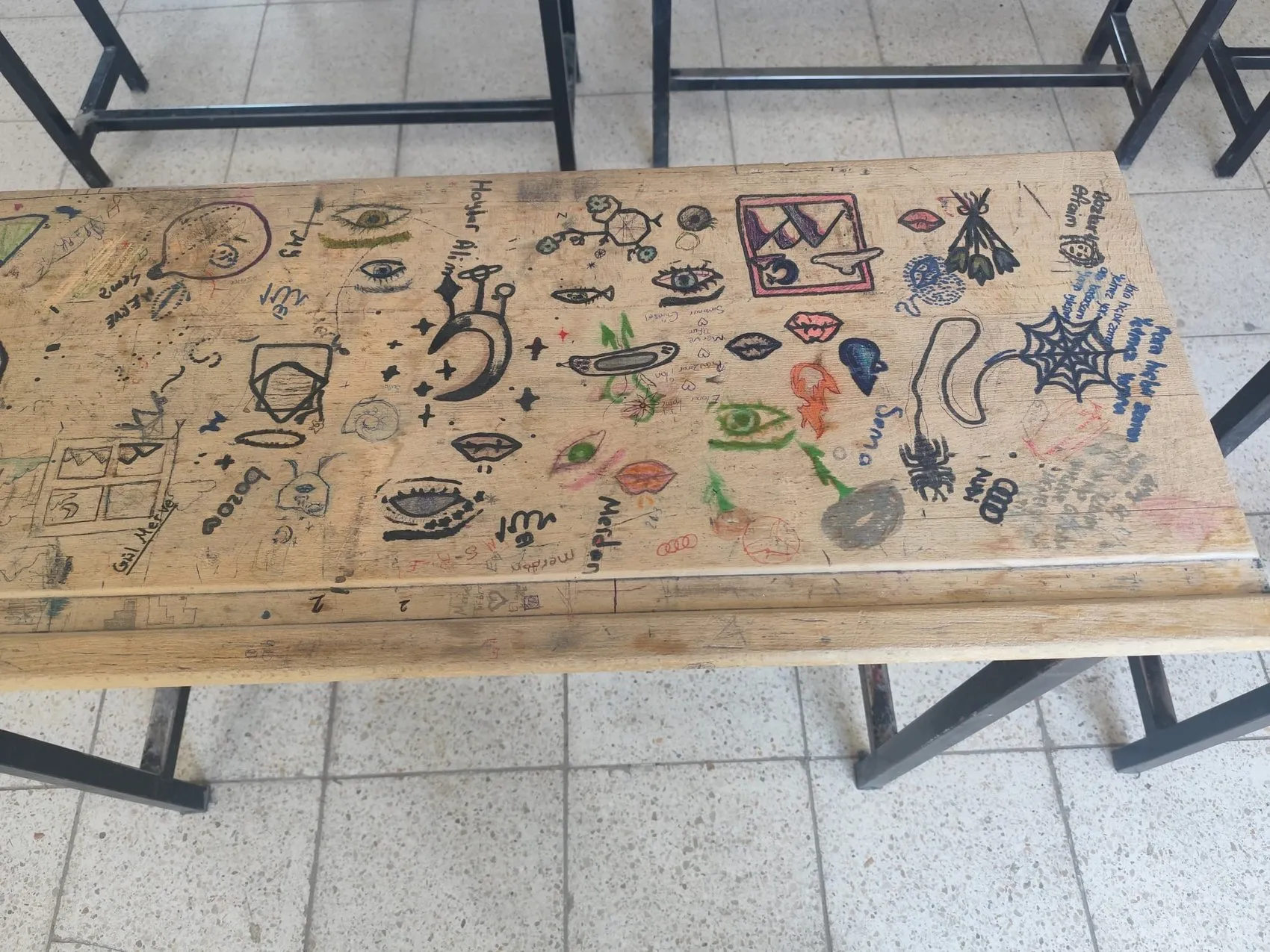 Mardinli öğrenciler eski sıraları fabrikadan yeni çıkmış gibi yeniledi