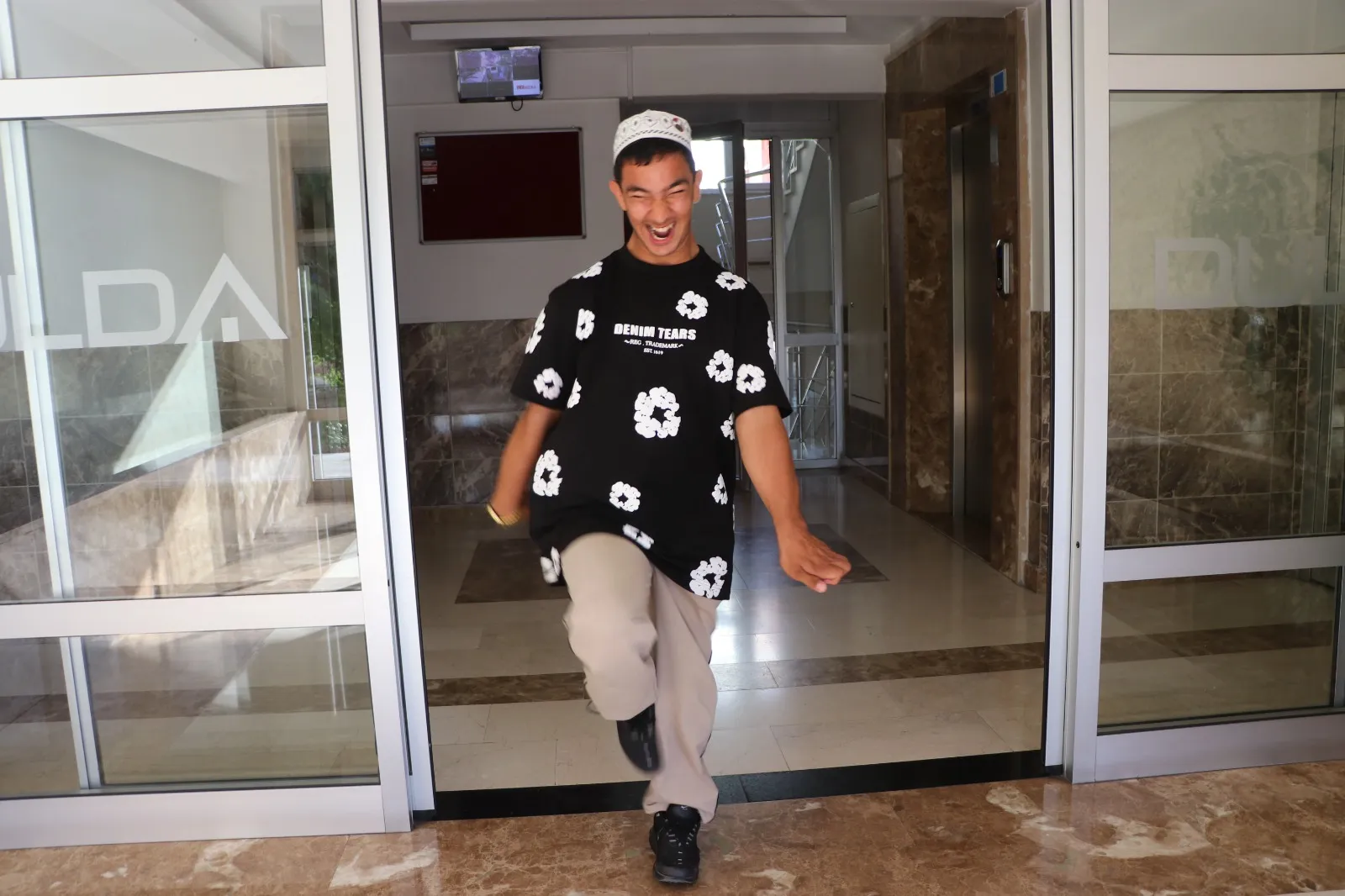 16 yaşındaki Mahmut engelleri aşıp her gün camiye koşuyor