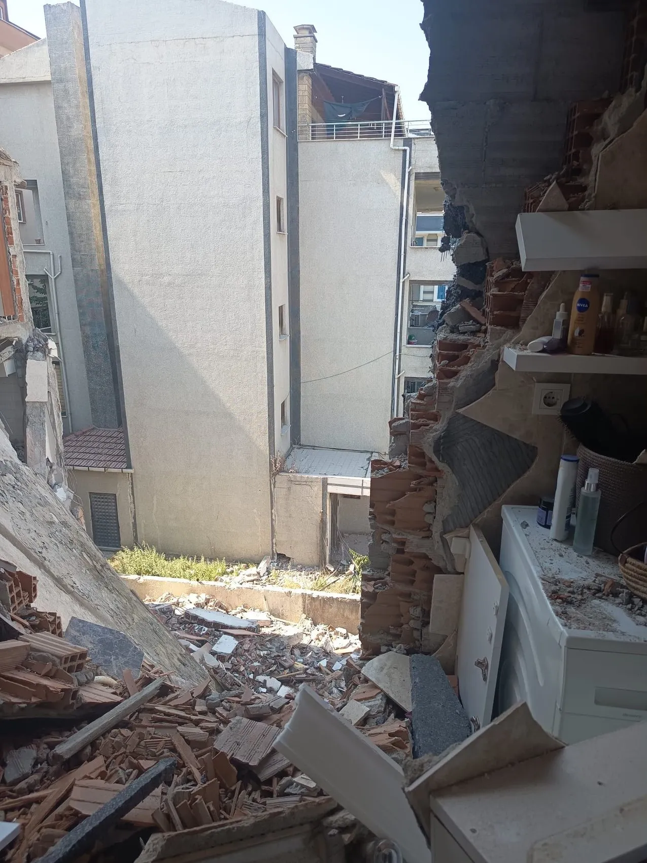 Yıkım ekibi yanlış binayı vurdu Banyomuz yok oldu
