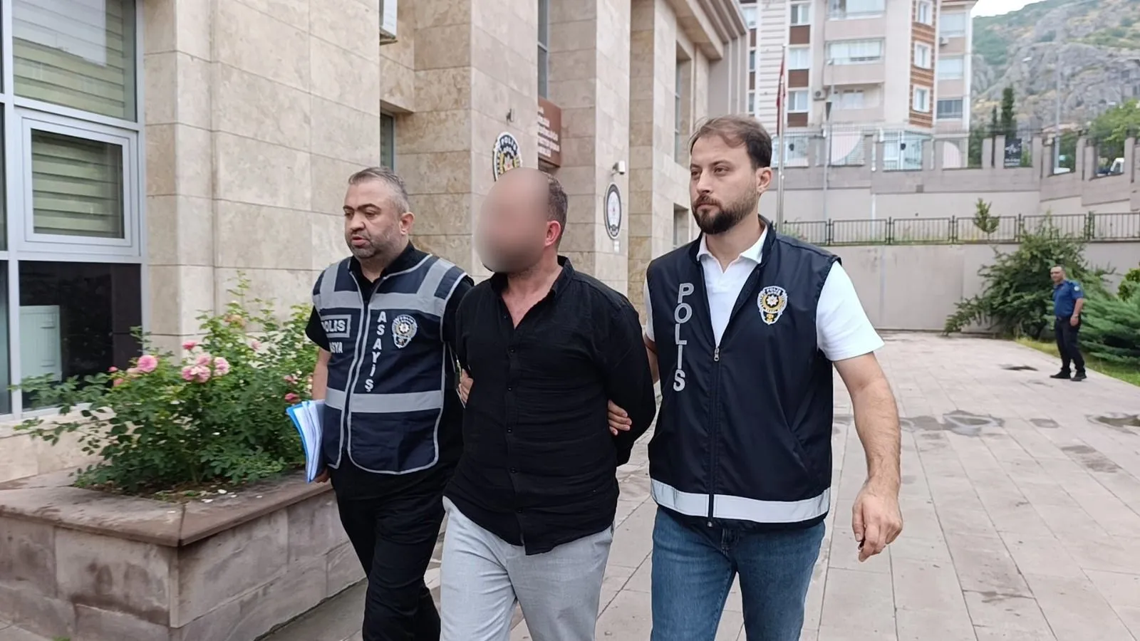 Amasya'da kuyumcuyu el çabukluğuyla dolandıran şüpheli yakalandı