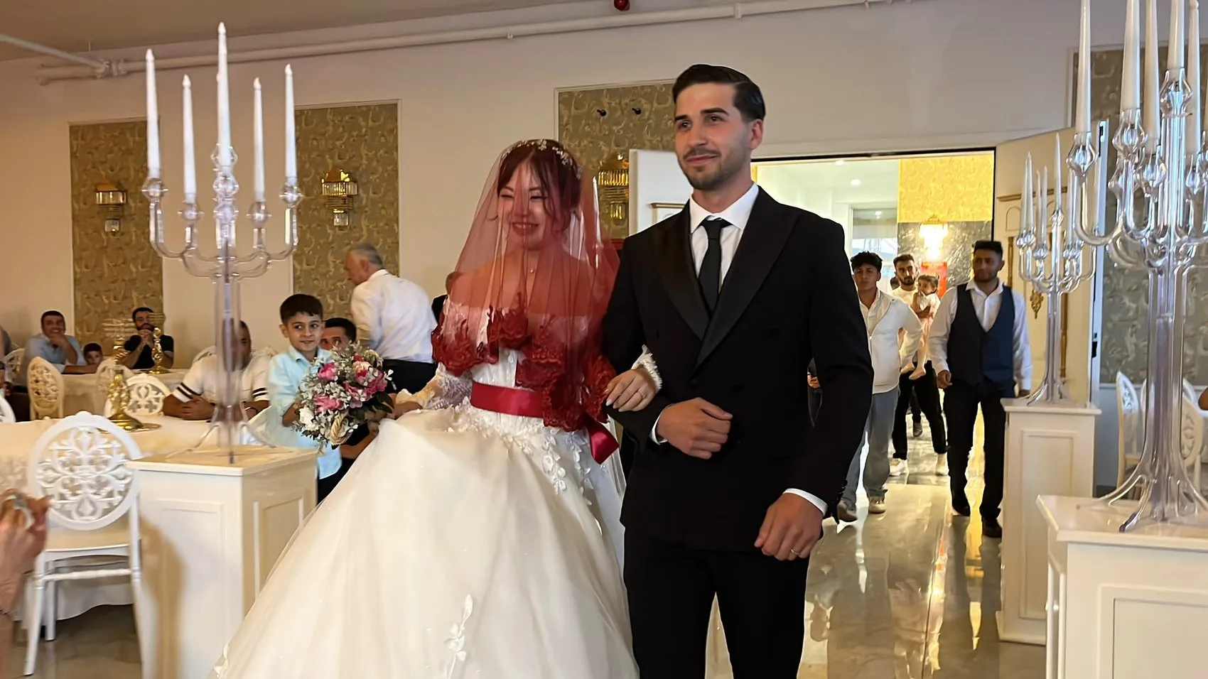 Bolu'da Japon gelinden geleneksel halay şovu