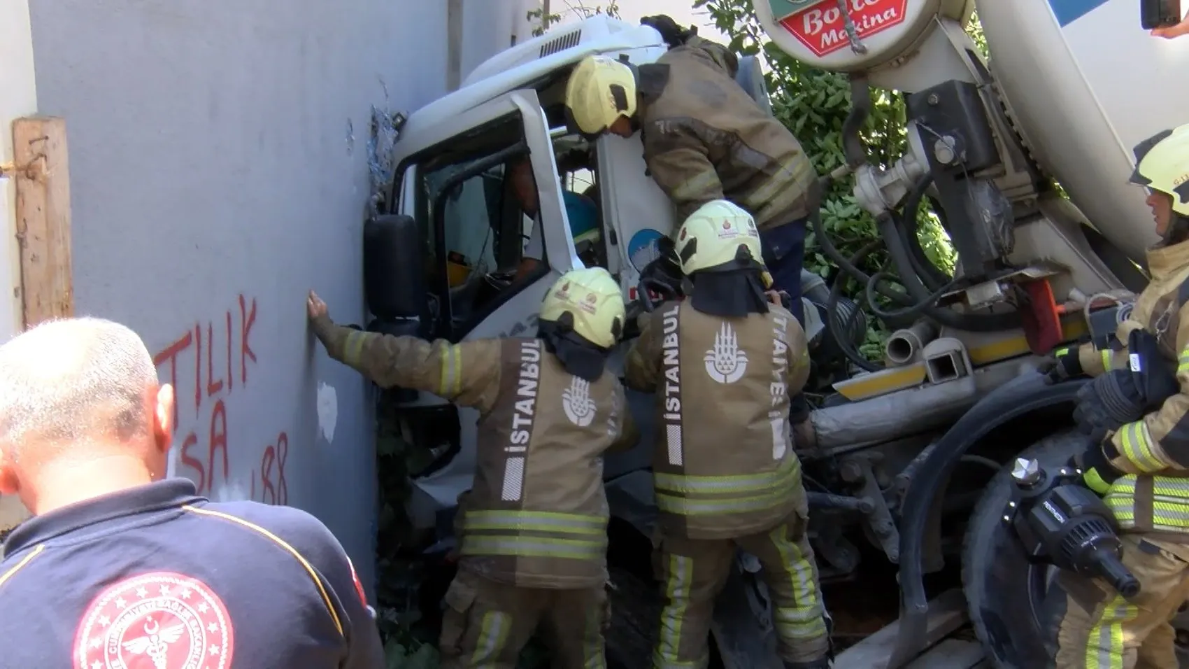 Ümraniye’de beton mikseri binaya girdi