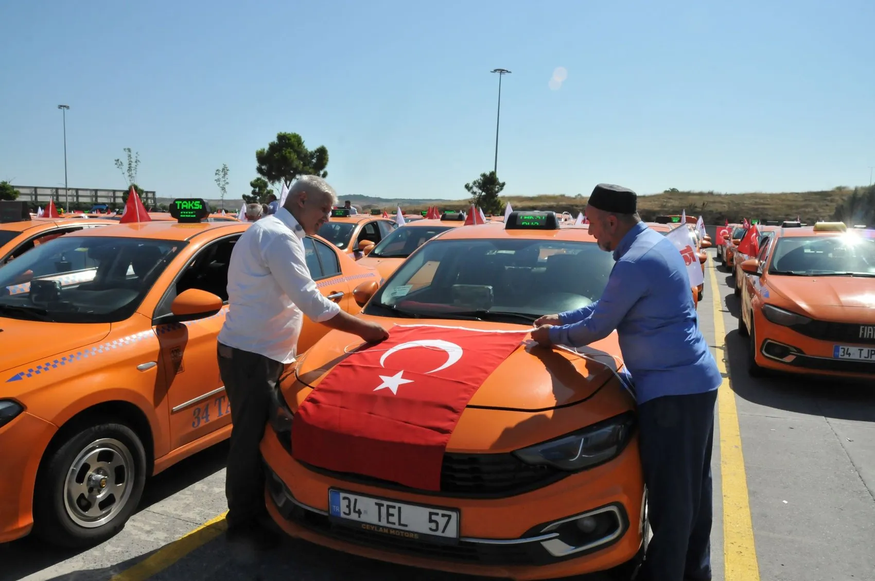 Taksicilerden 15 Temmuz şehitleri anısına 253 araçlık konvoy