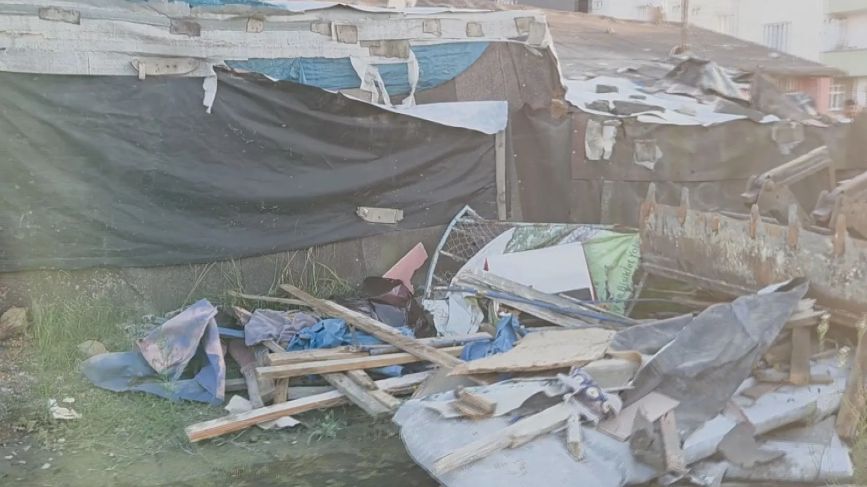 Arnavutköy'de otomobil yoldan çıkıp evin içine daldı