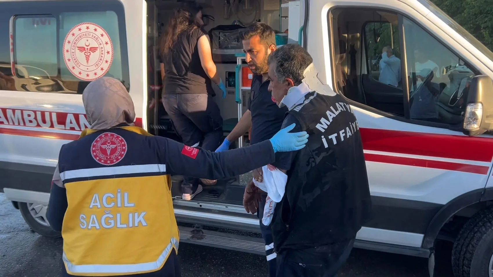 Malatya’da yangına koşan itfaiye aracı yolda devrildi