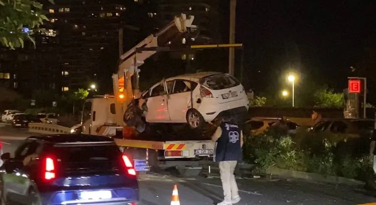 Bakırköy'de kontrolden çıkan otomobil takla atıp park halindeki araçlara vurdu
