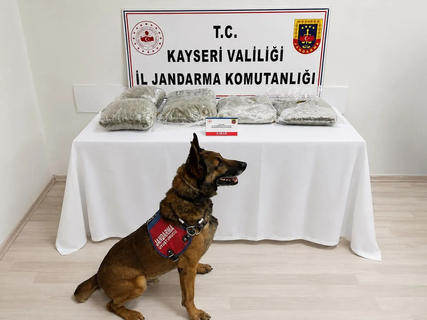 Kayseri'de jandarma şüpheli aracı durdurdu 5 kilo uyuşturucu çıktı