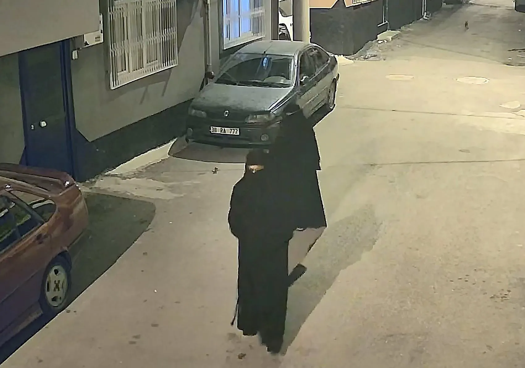 Adana'da çarşaflı hırsızlık şüphelileri güvenlik kamerasına yakalandı