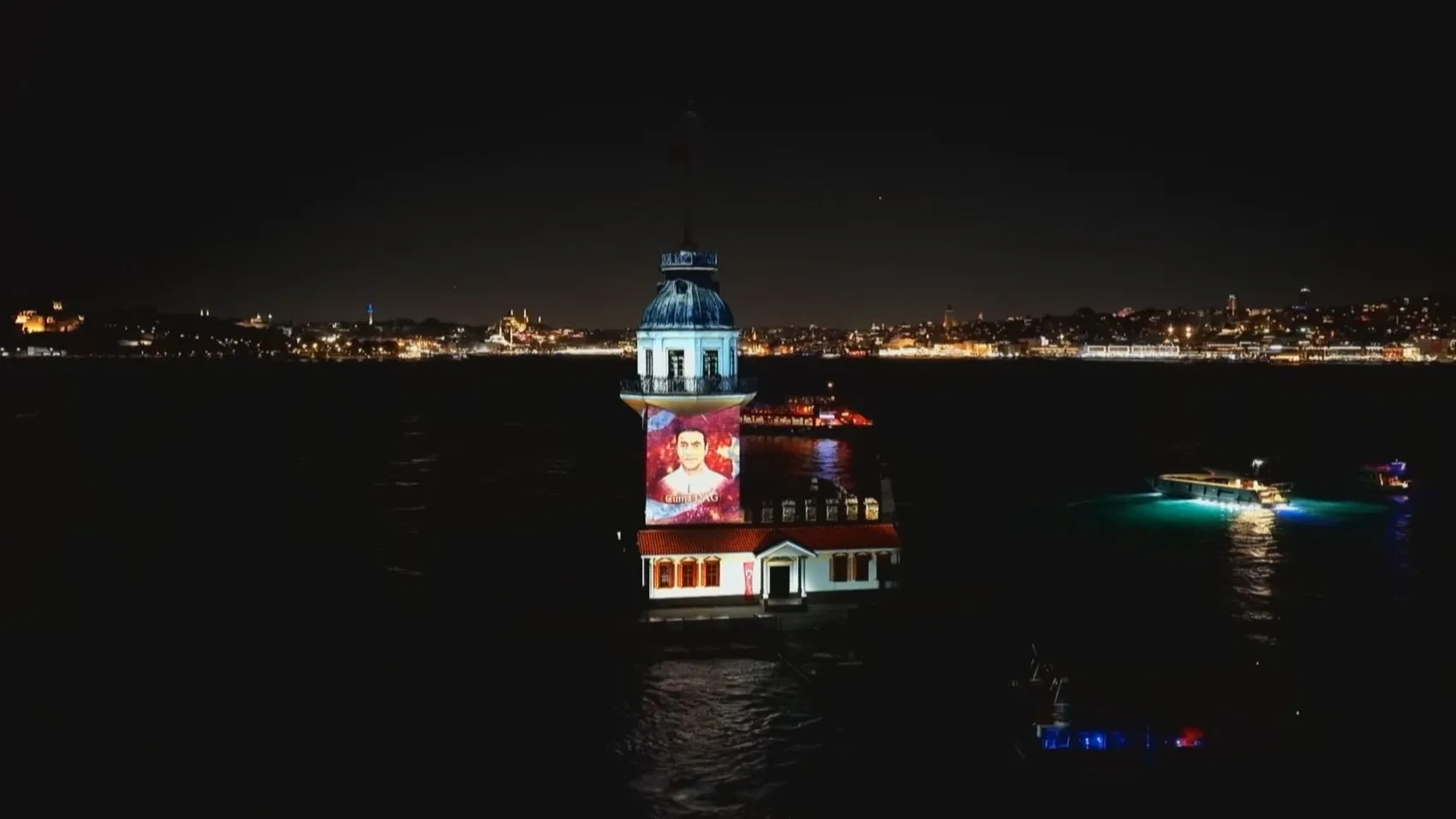 Kız Kulesi 15 Temmuz anmasıyla ışıklarla donatıldı