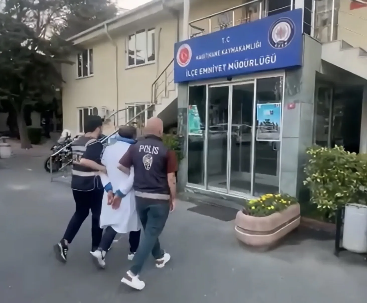 Kağıthane'de Türk bayrağını yere atan şüpheli gözaltına alındı