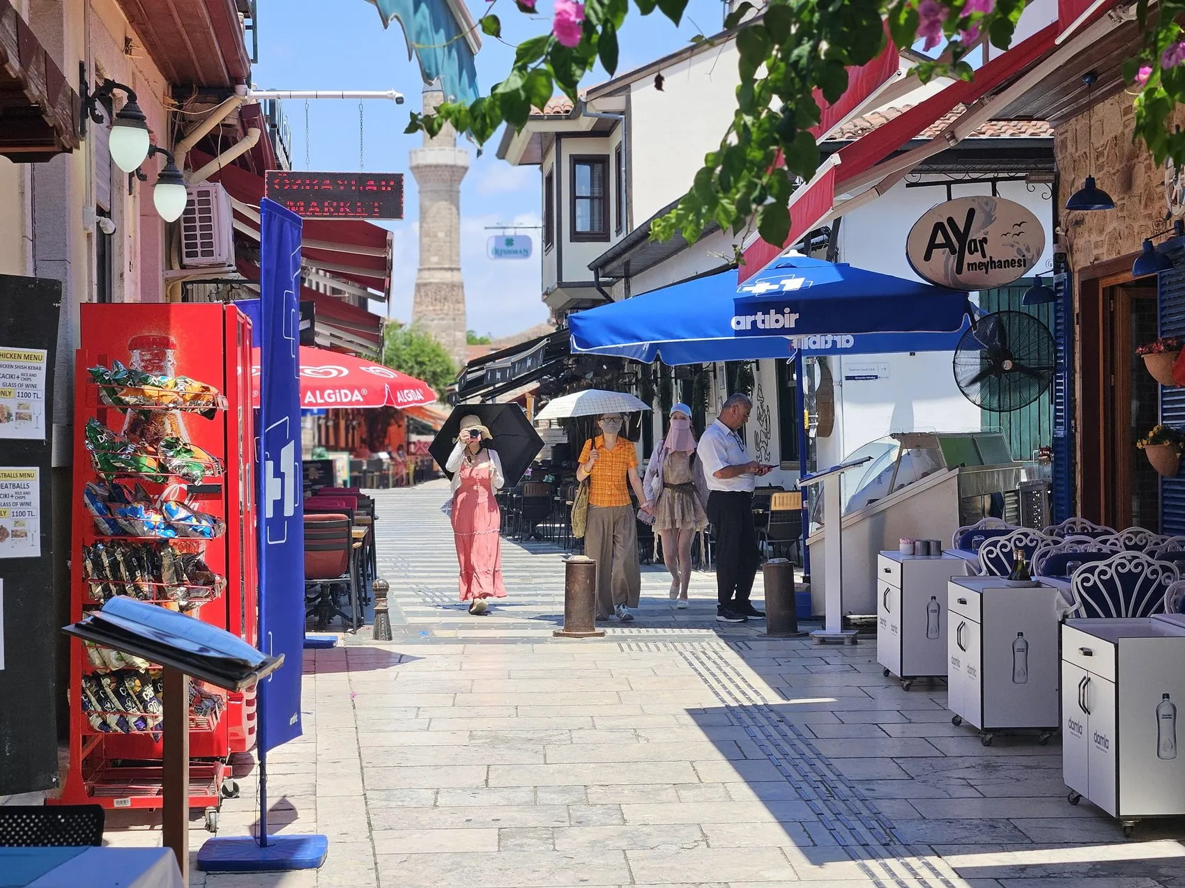 Antalya sıcağında Uzak Doğulu turistlerin güneşle imtihanı