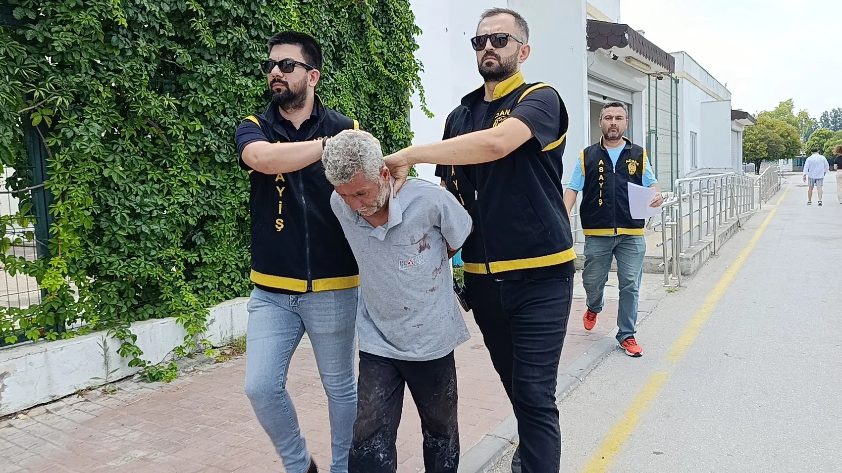 Alacaklı olduğunu iddia edip imitasyon takıları çaldı
