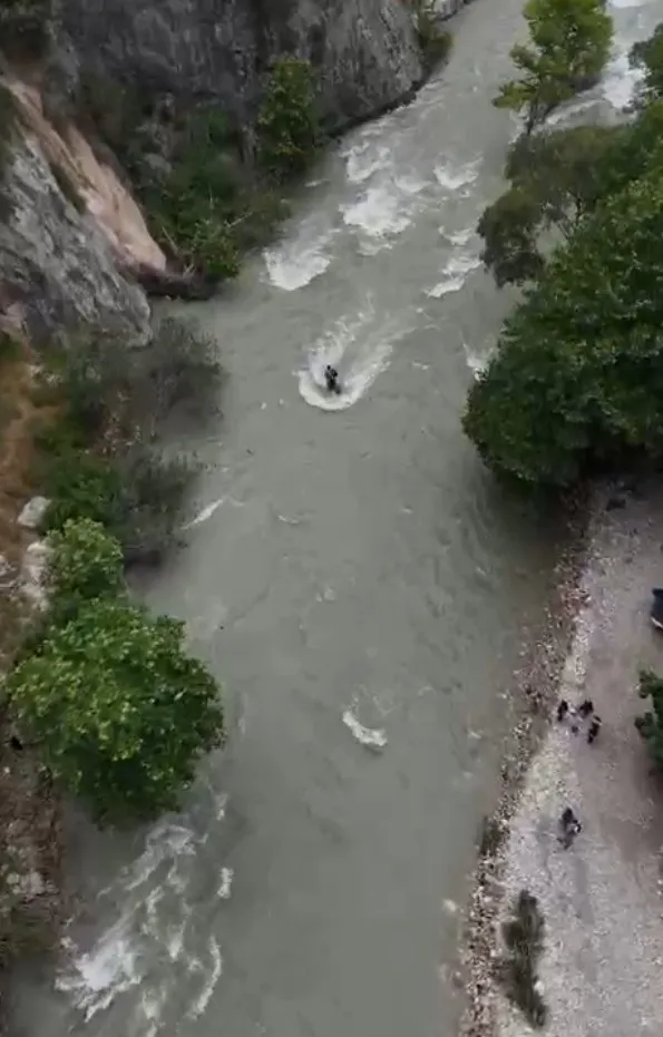 Tarsus'ta dere taştı yedi kişi mahsur kaldı