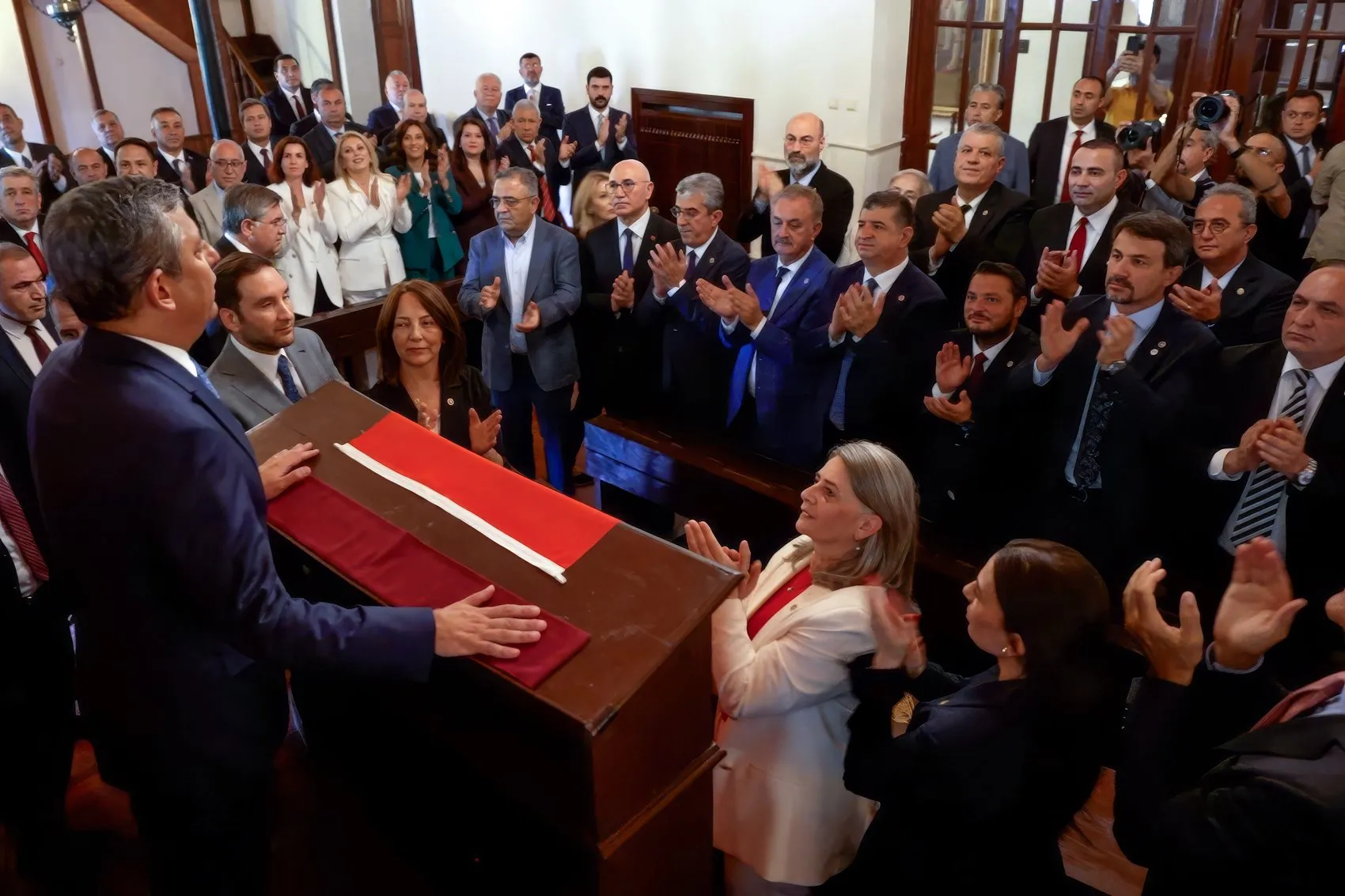 Özgür Özel rotayı değiştirdi ve partinin yeni adını duyurdu