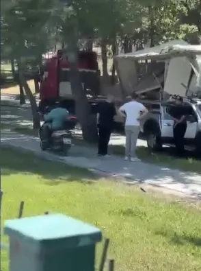 Bahçeşehir'de tonluk konteyner cipin üstüne böyle düştü