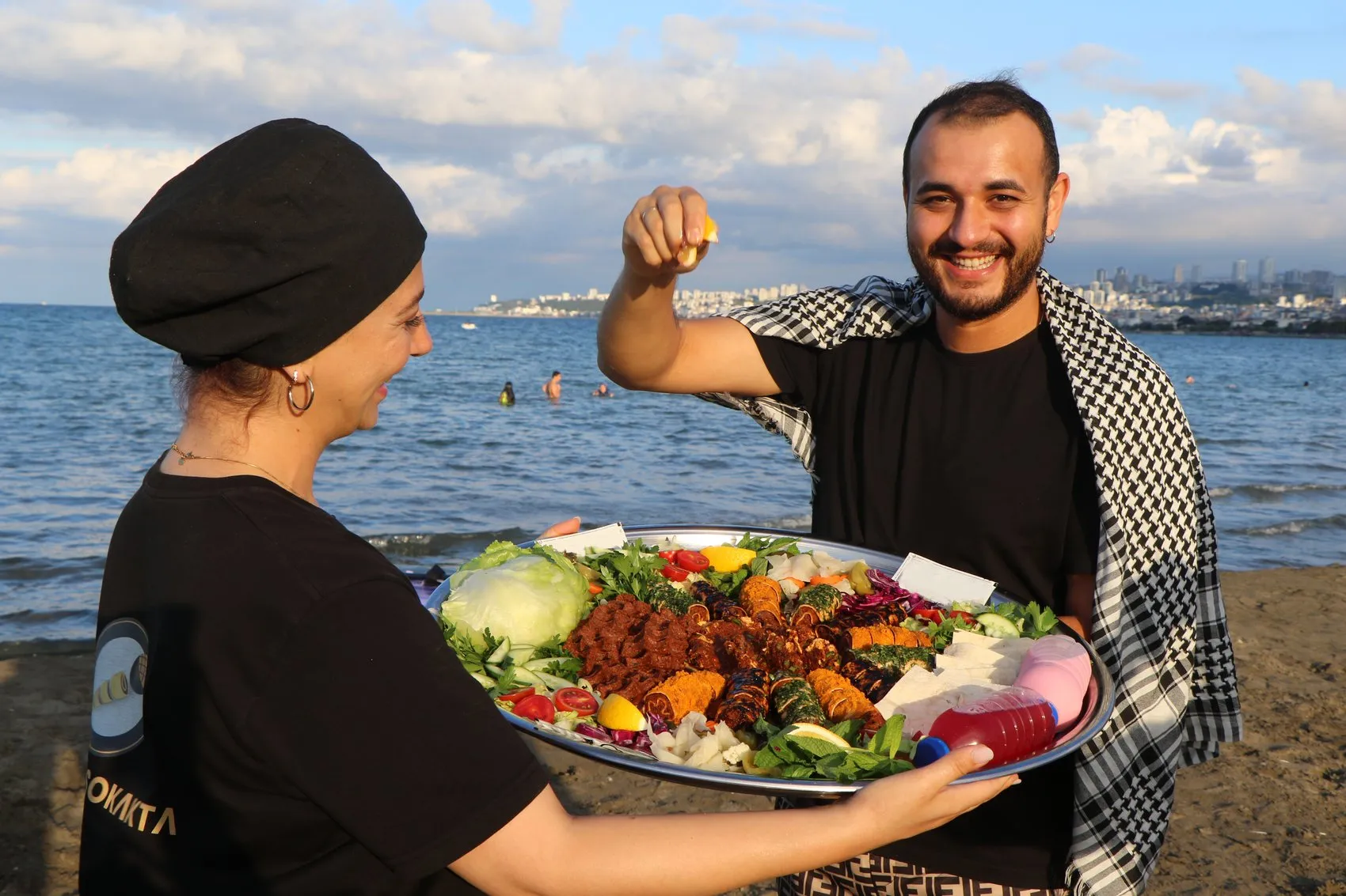 Samsun denizinde yüzen çiğköfte servisi