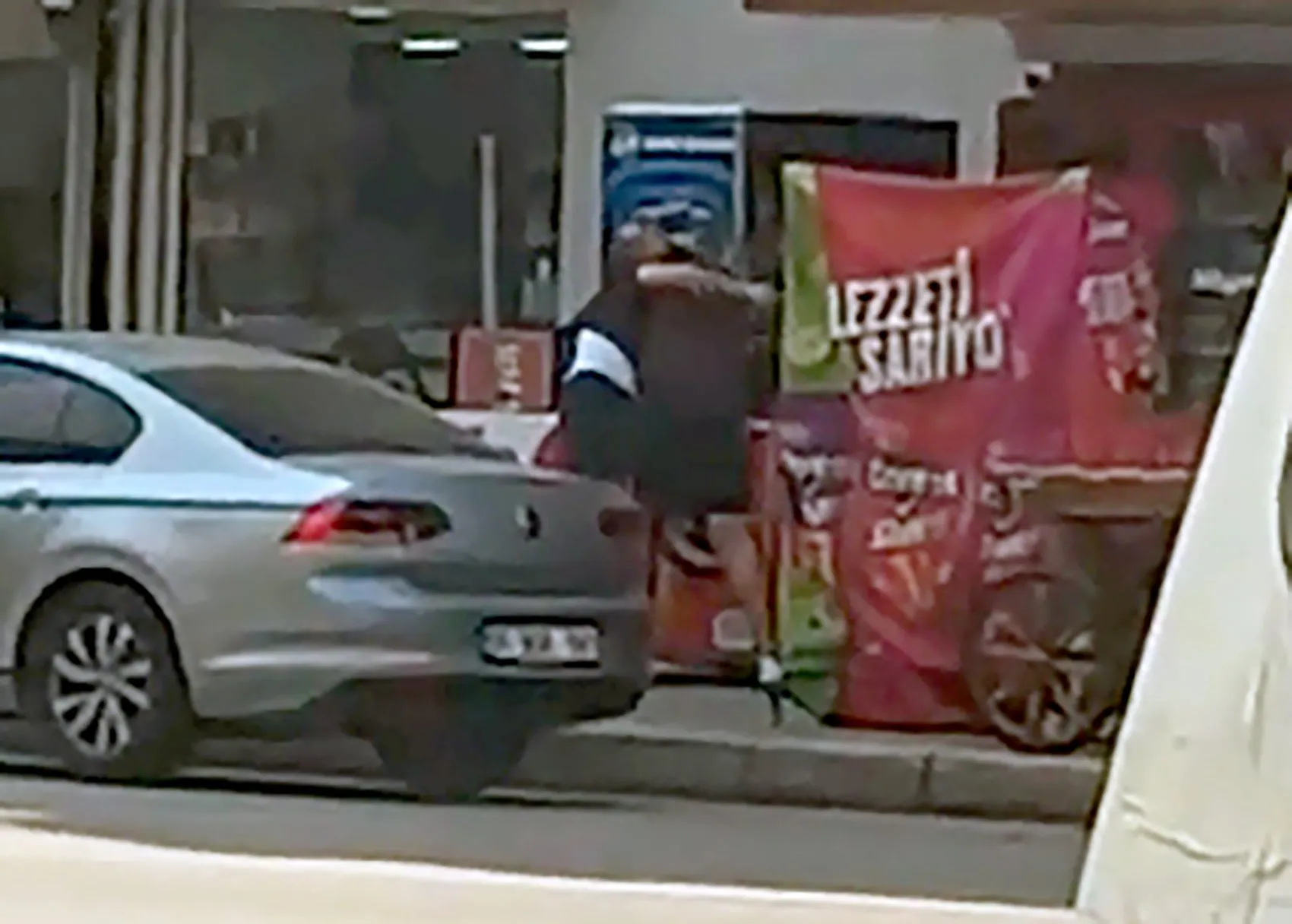 Adana'da tekel bayisinde tüfekli kavga kamerada