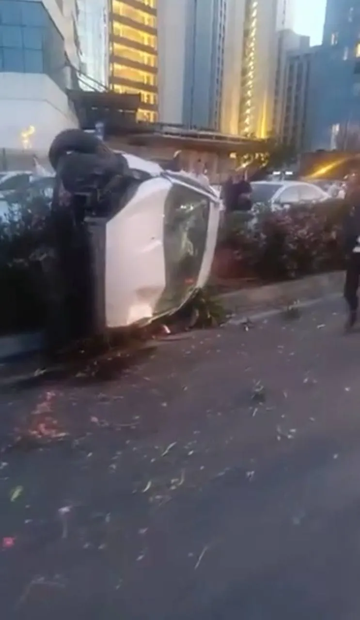 Bakırköy'de kontrolden çıkan otomobil takla atıp park halindeki araçlara vurdu
