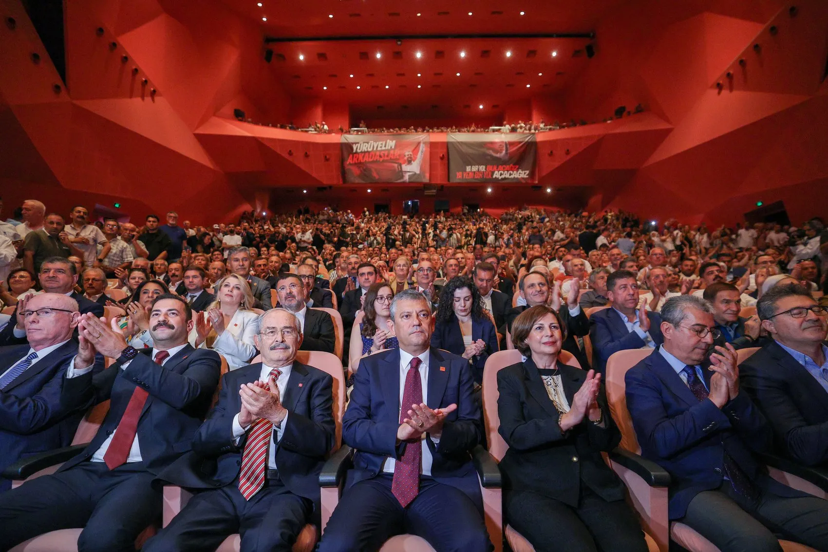 Özgür Özel Eskişehir’de iktidar yürüyüşünü işaret etti