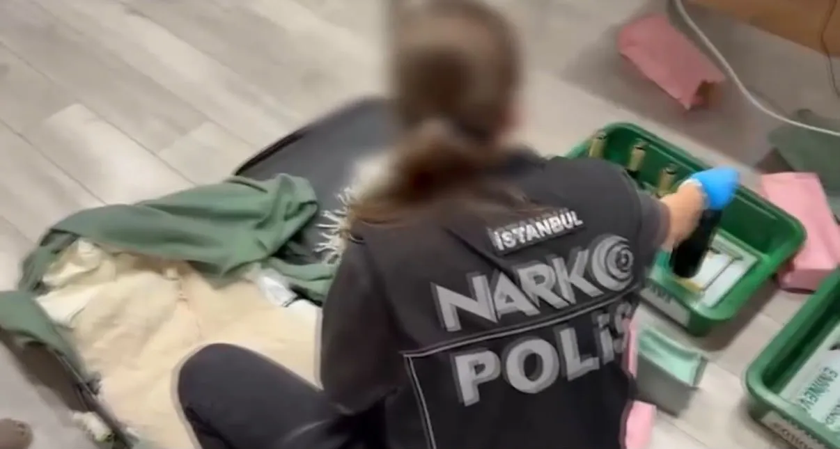 Şarap şişesinde 10 kilo uyuşturucuya havalimanı engeli