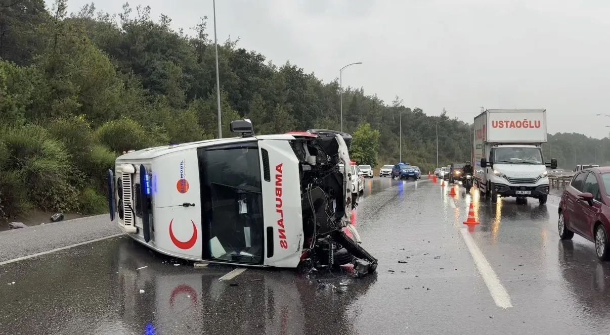 Çekmeköy’de görevdeki ambulans kaza yaptı