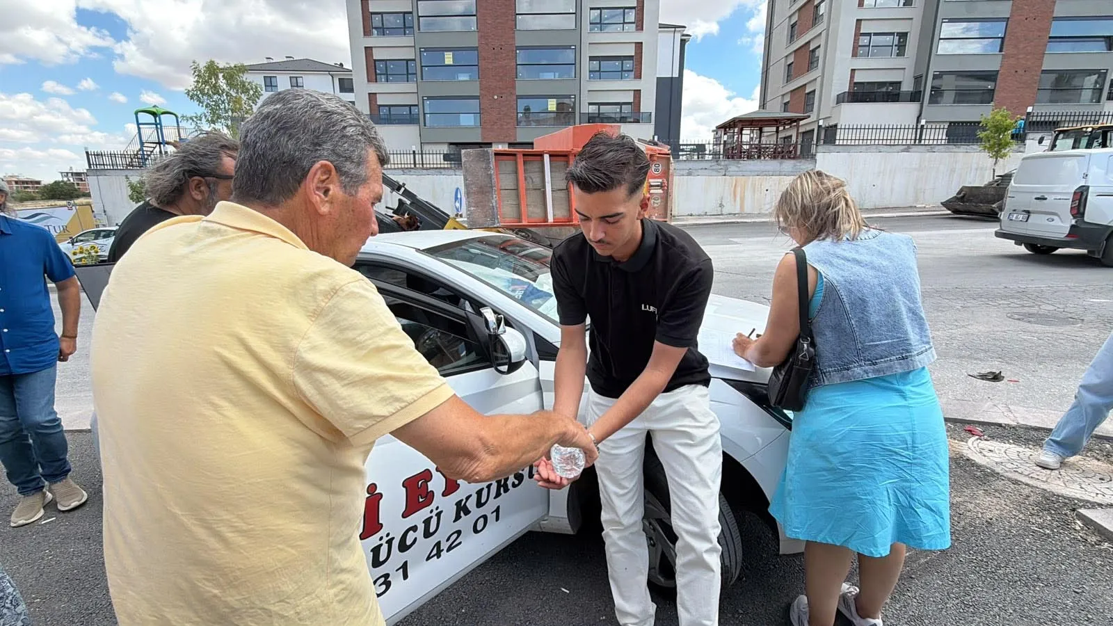 Eskişehir’de yokuş aşağı kontrolden çıkan römork eğitim aracına çarptı