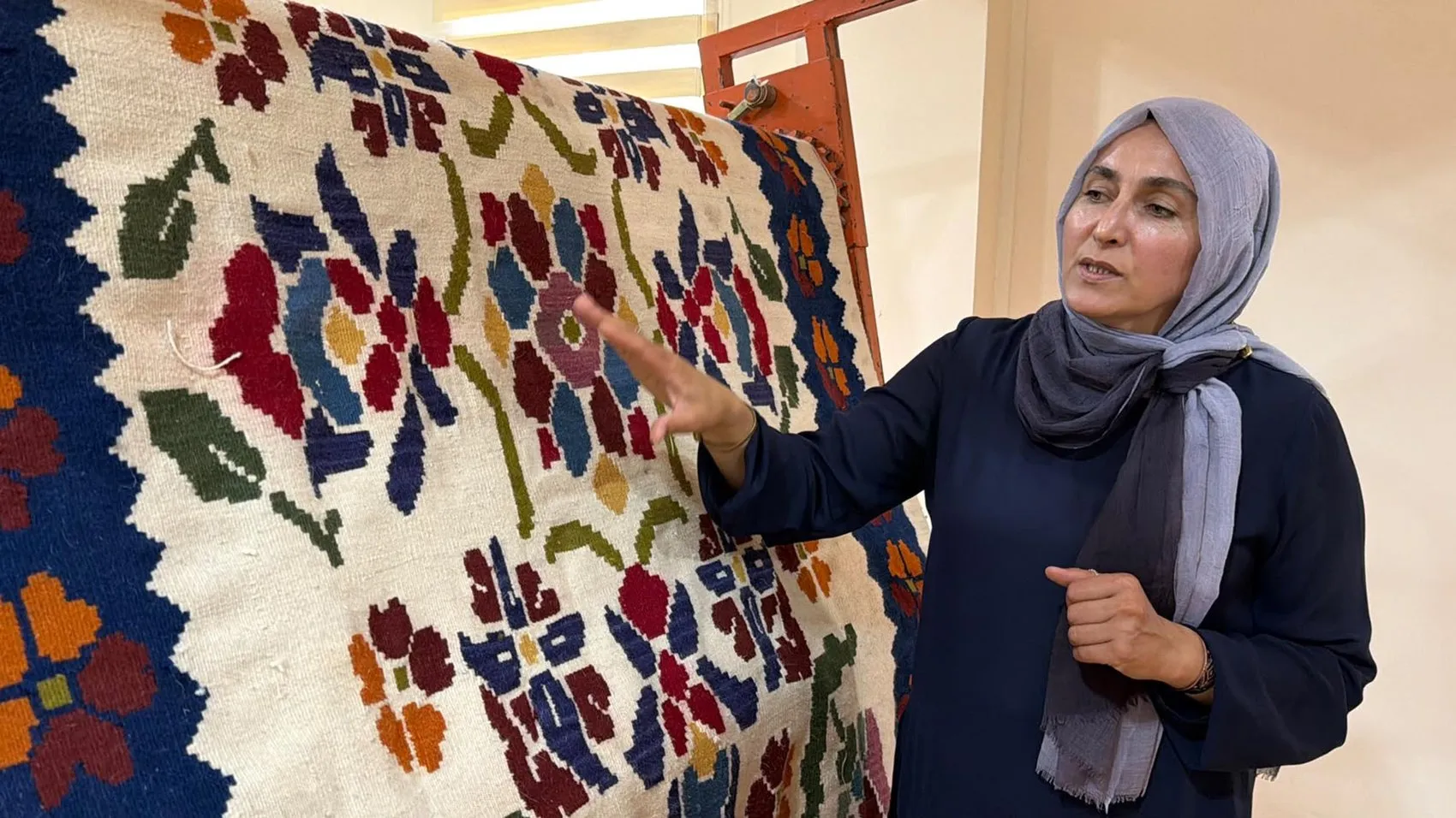 Gençler halı dokumayı minyatür tezgahlarla yeniden keşfediyor