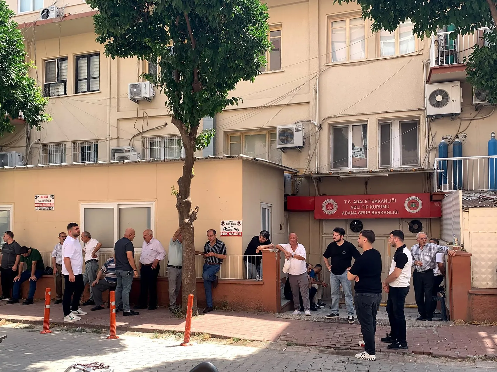 Adana'da korkunç cinayet Bekçi eşini kızının yanında öldürdü