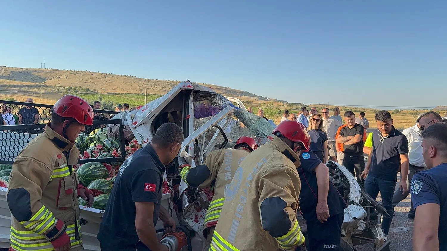 Manisa’da TIR’a çarpan kamyonet hurdaya döndü