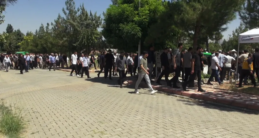 Batman mezarlığında kanlı hesaplaşma Üç kişi defnedildi