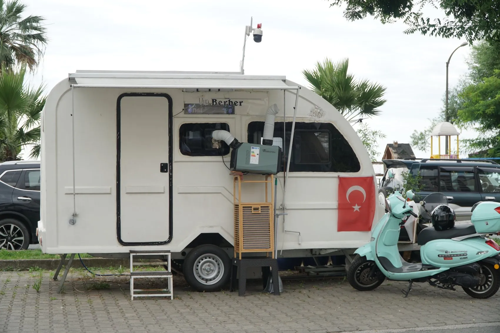 İstanbul’u bıraktı karavanında berber koltuğu kurdu