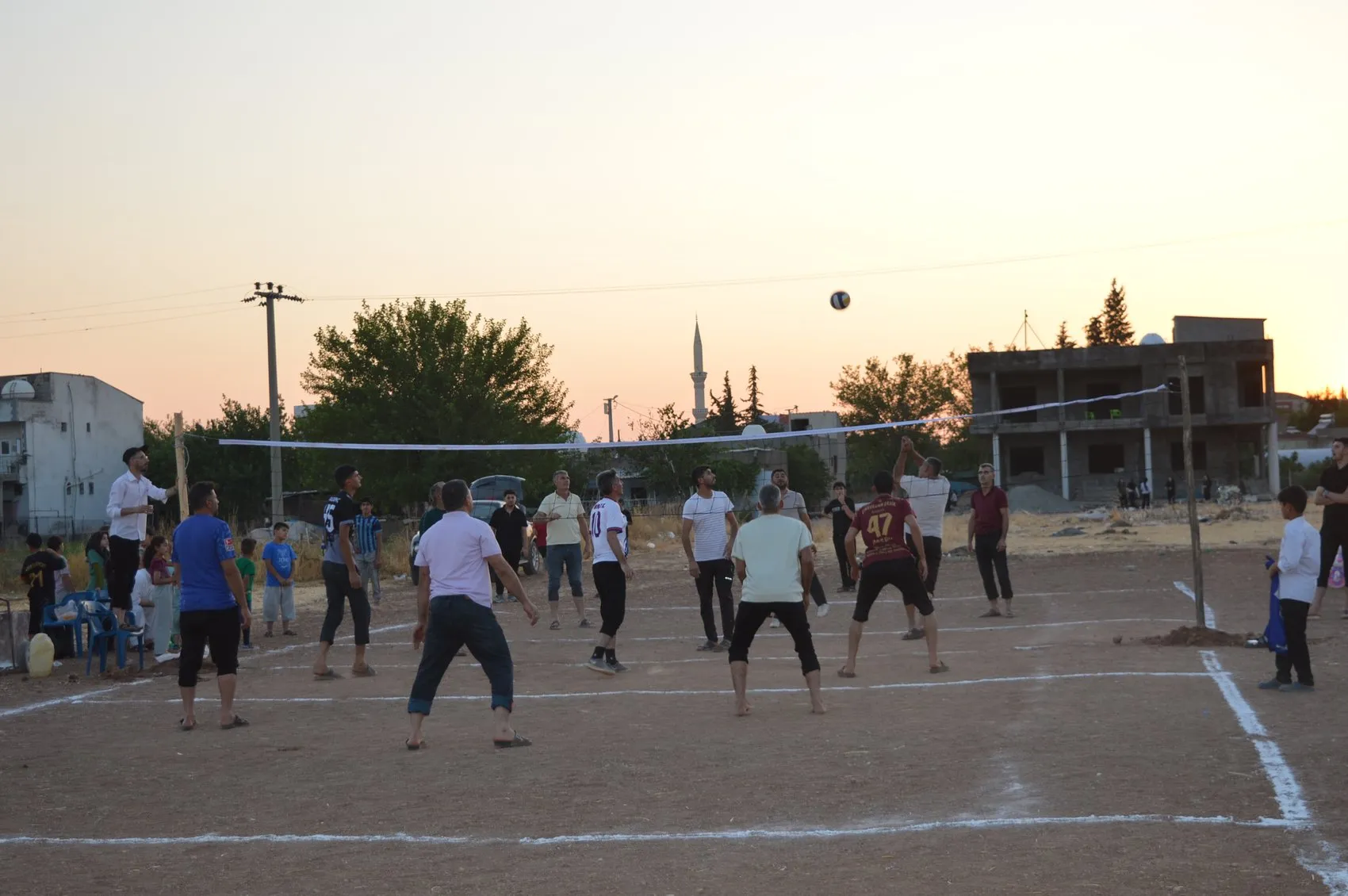 Mardinli köylülerin voleybol aşkı yetkilileri harekete geçirdi
