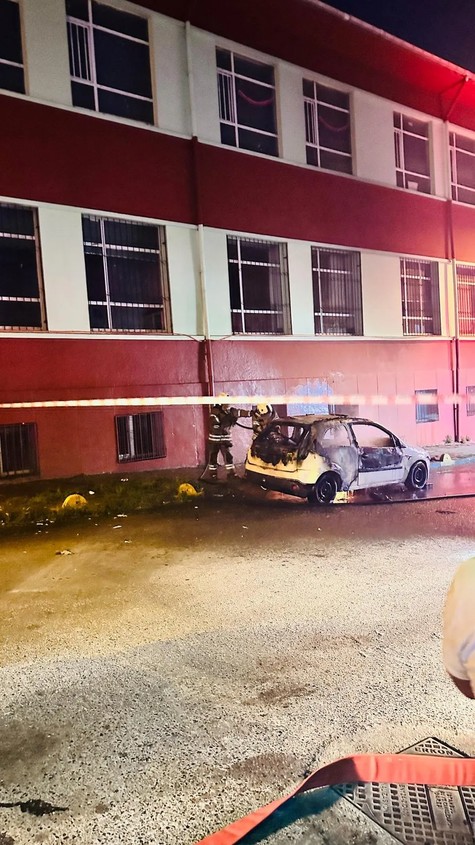 Fatih’te park halindeki otomobili ateşe verdi